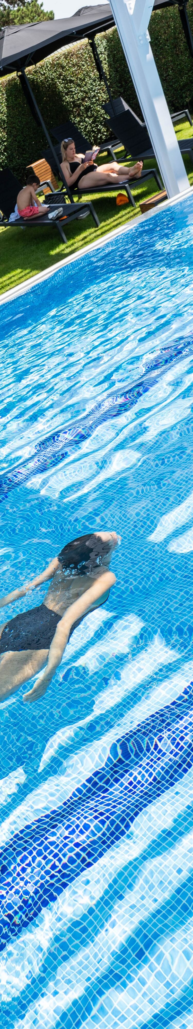 Client se baignant dans la piscine extérieure ouverte toute l'année
