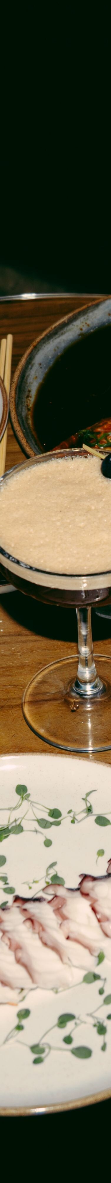 Pratos da culinária japonesa na mesa de um restaurante