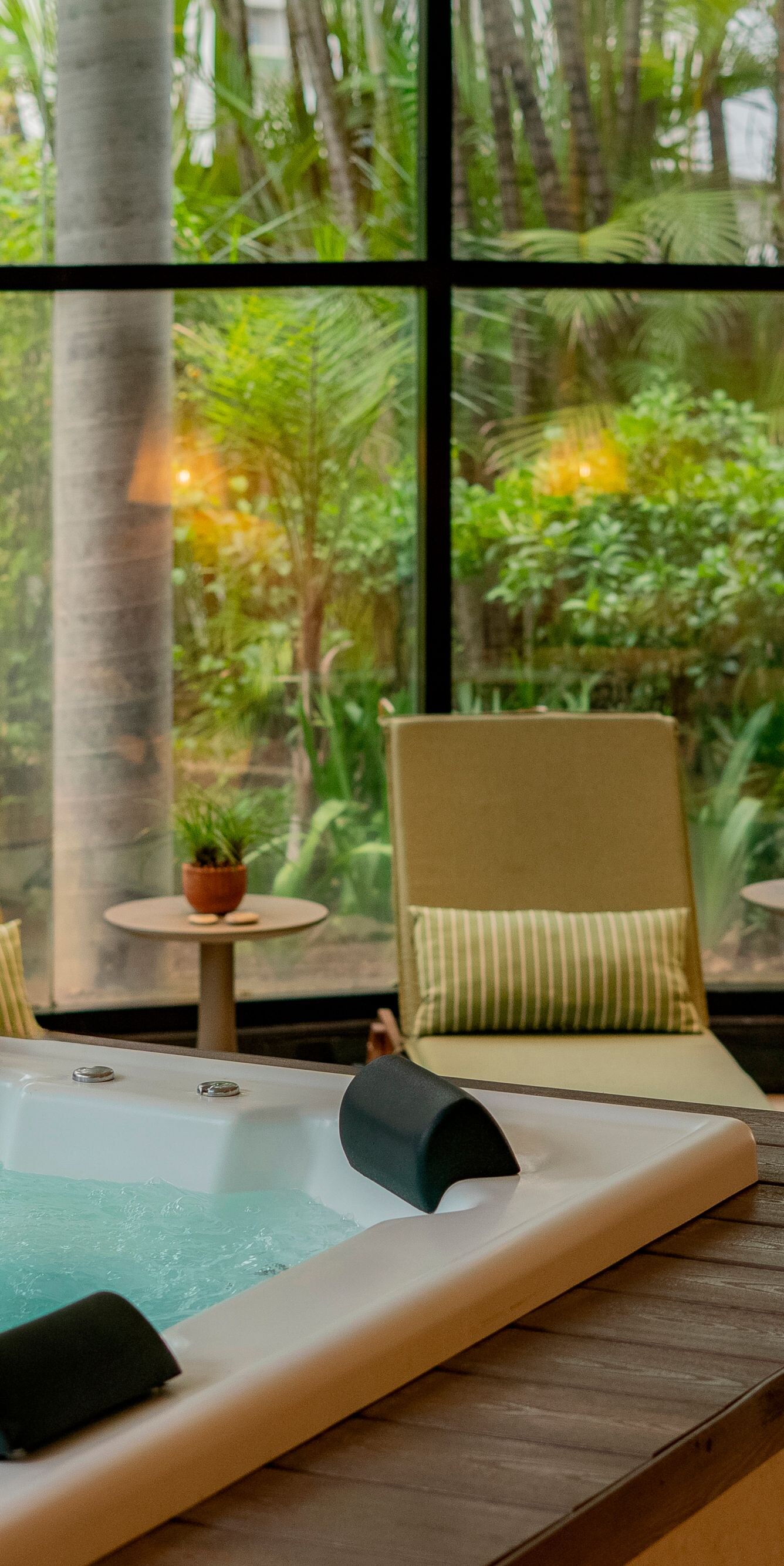 Banheira de hidromassagem, vista para o jardim, espreguiçadeiras 