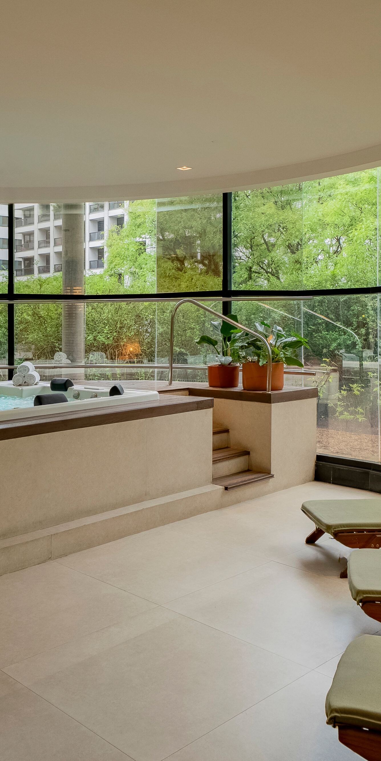 Banheira de hidromassagem, vista para o jardim, espreguiçadeiras, plantas