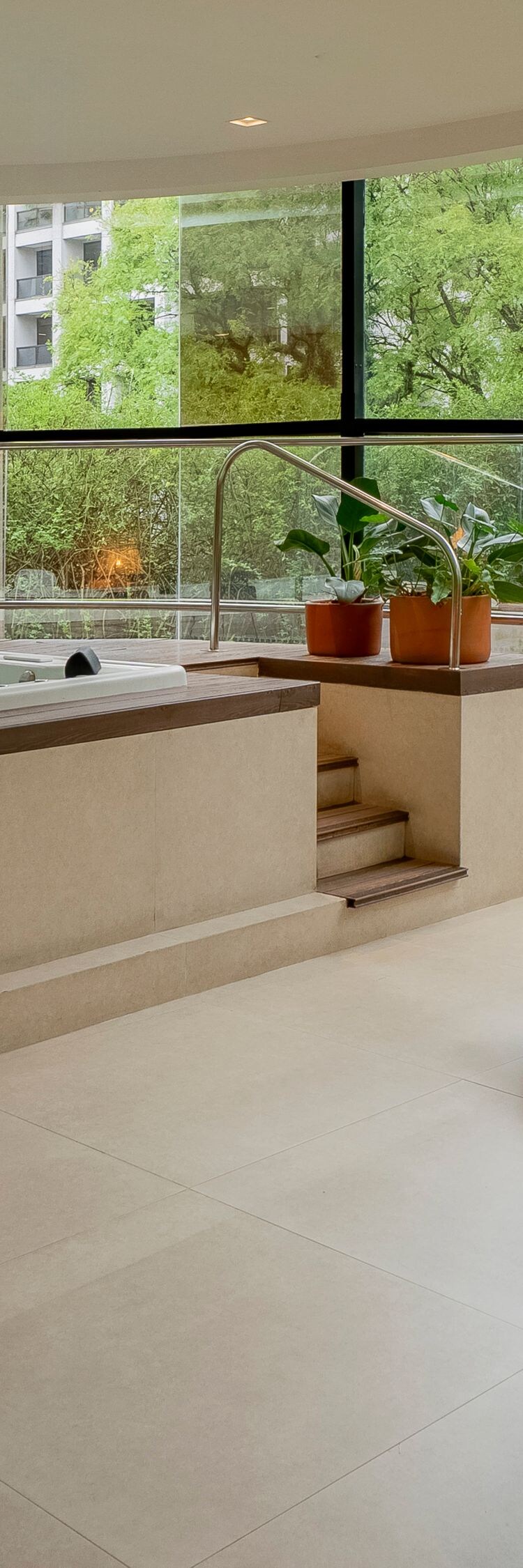 Banheira de hidromassagem, vista para o jardim, espreguiçadeiras, plantas