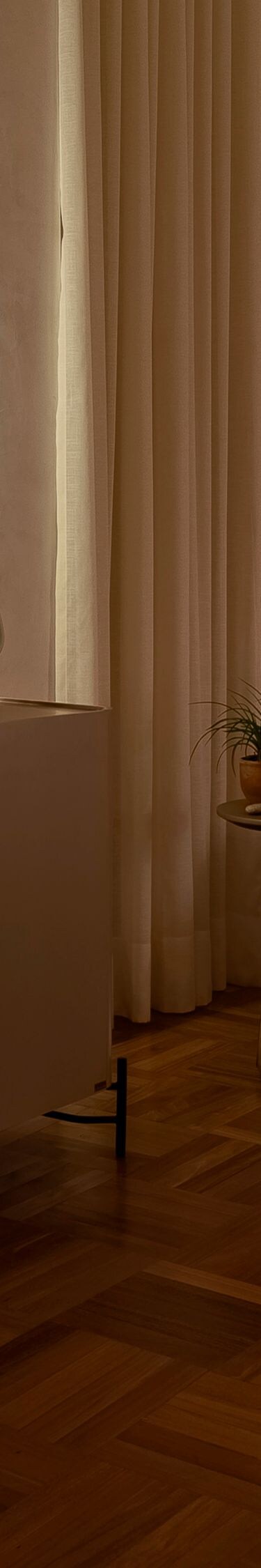 Vista do spa, dois sofás, plantas, luminárias, móveis