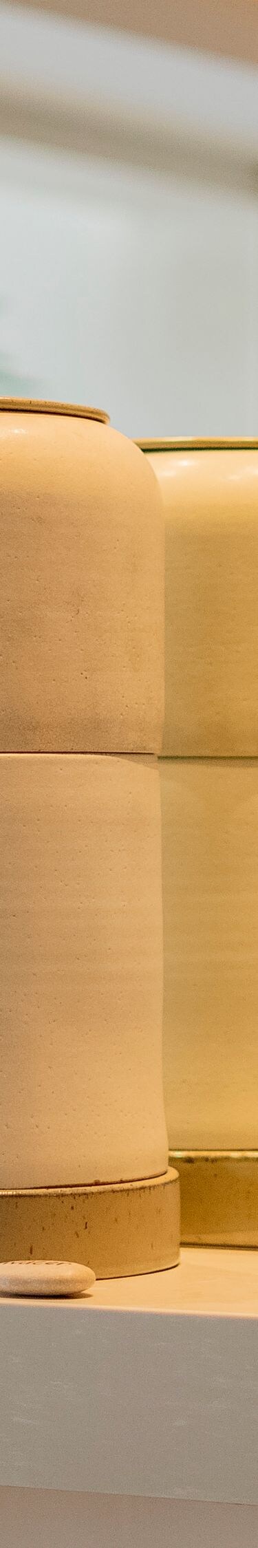 Comodidades em uma mesa: bebedouro com copos, castanhas 