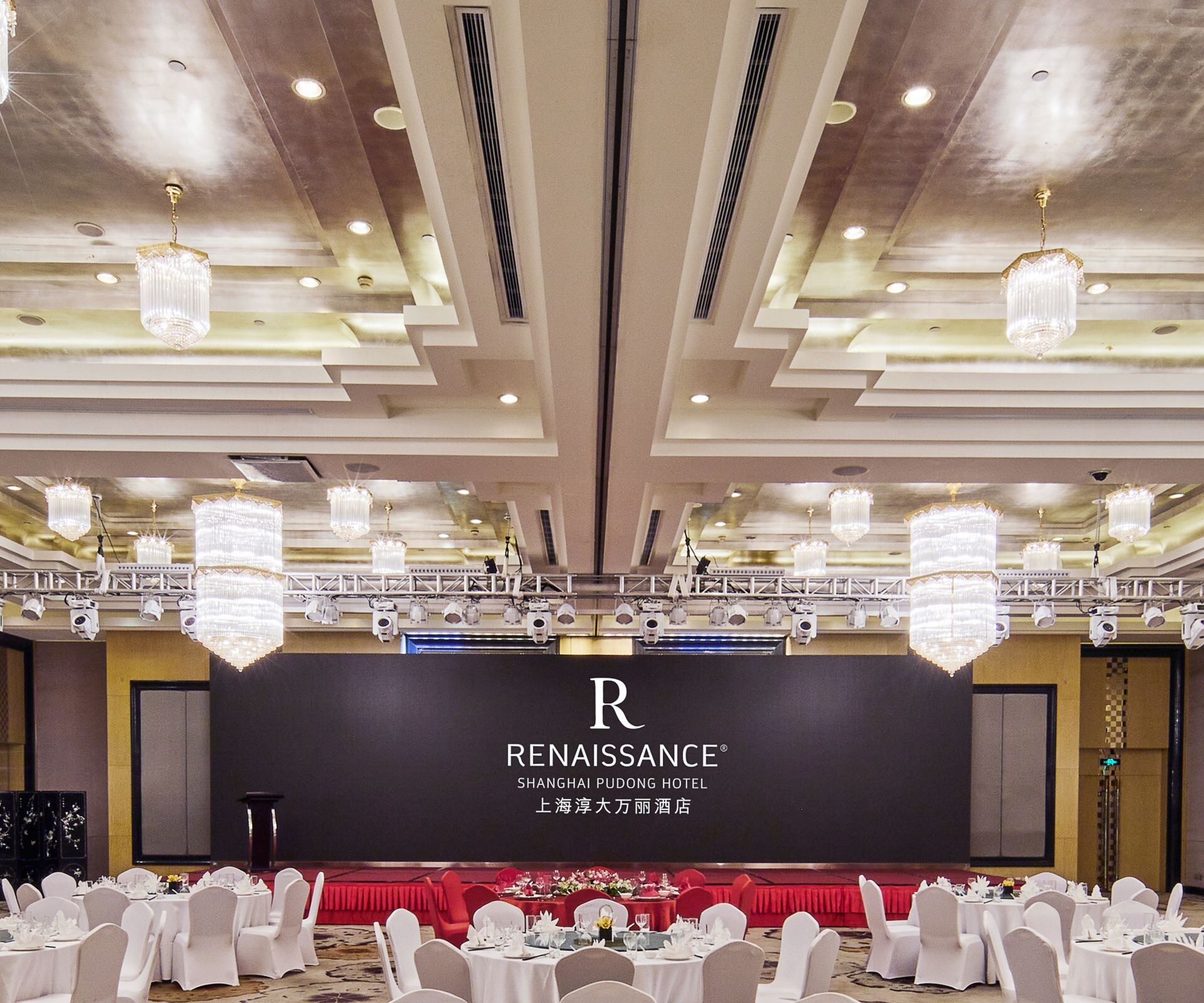 Ballroom - Round Table Setup