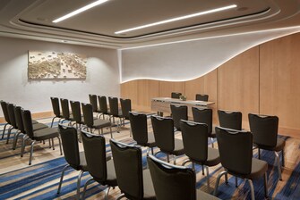Sala de reuniones con disposición estilo teatro