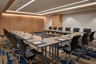 Sala de reuniones con disposición en forma de U
