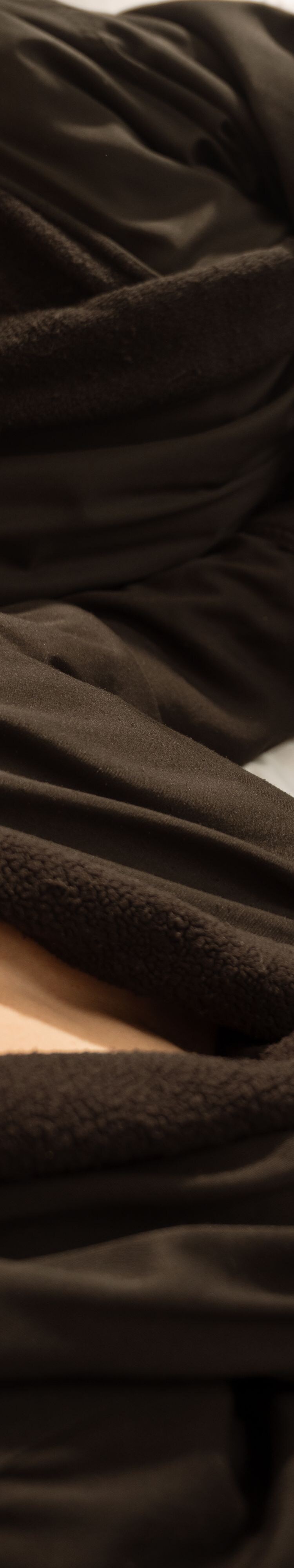 Client se détendant sous les draps