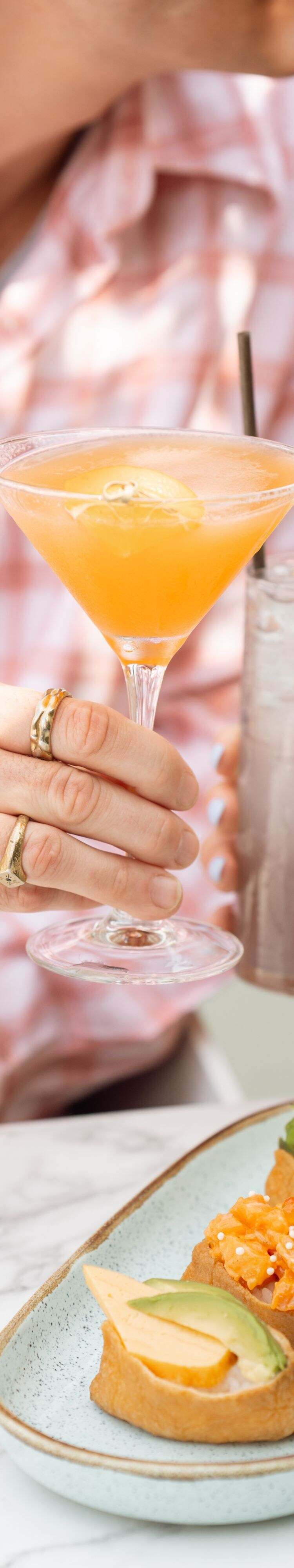 Clients trinquant avec des cocktails colorés