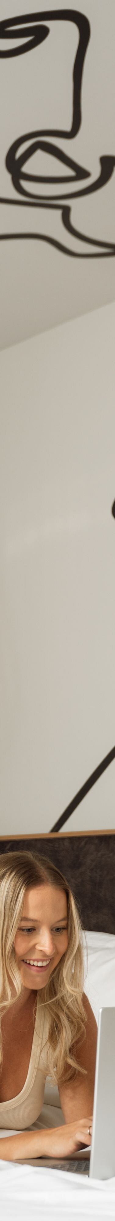 Femme se détendant dans une chambre
