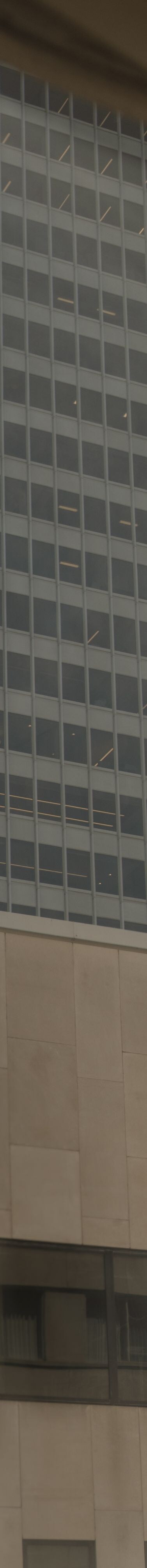 Client regardant le paysage urbain