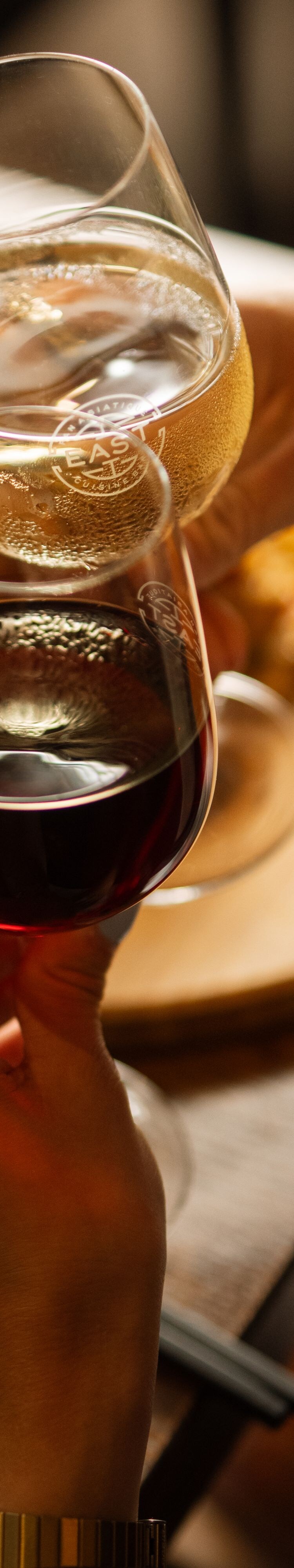 toast porté avec vin blanc et rouge