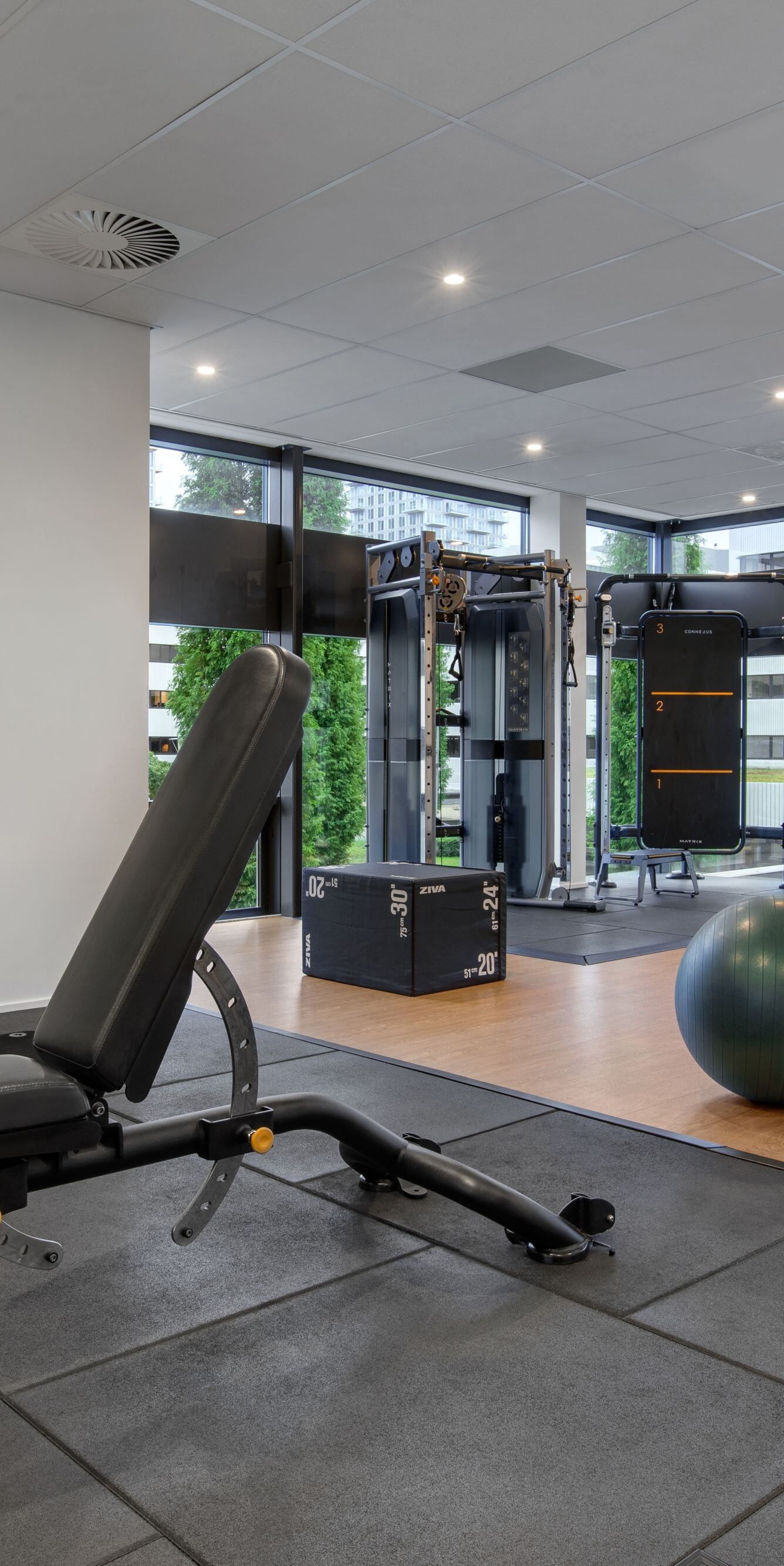 Hotel-Fitnesscenter mit Hanteln und Geräten für das Krafttraining