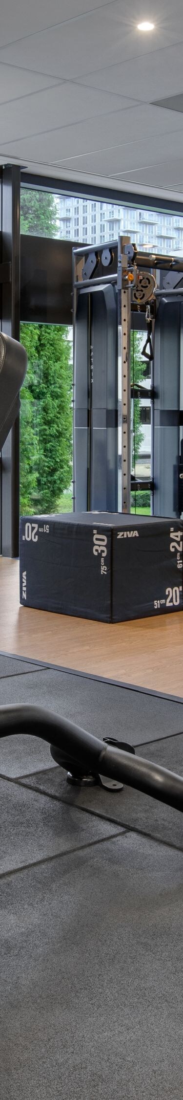 Hotel-Fitnesscenter mit Hanteln und Geräten für das Krafttraining