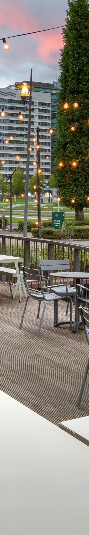 Restaurantterrasse mit blau gepolsterten Sitzgelegenheiten