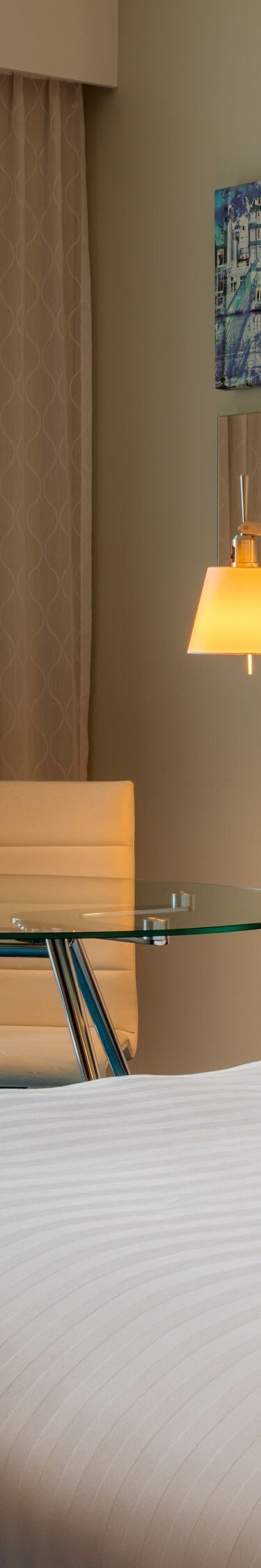 Bett mit blauem Teppich und Wandbild