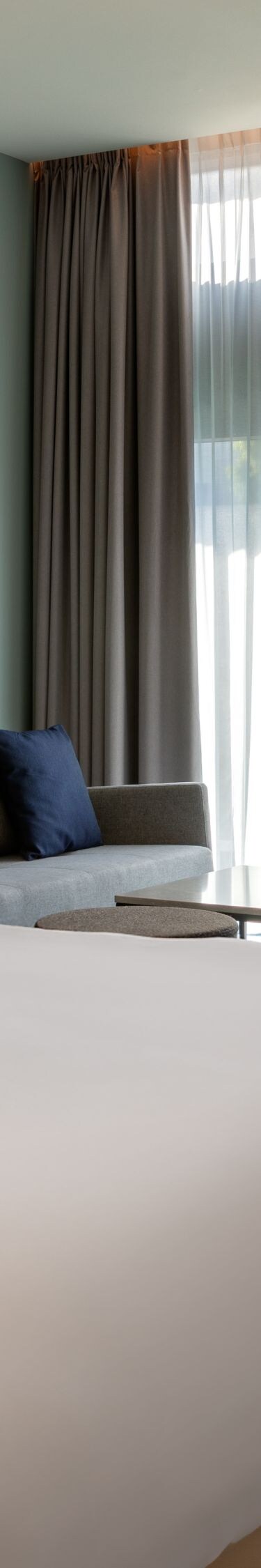 Offenes Raumkonzept mit Bett und Schlafsofa