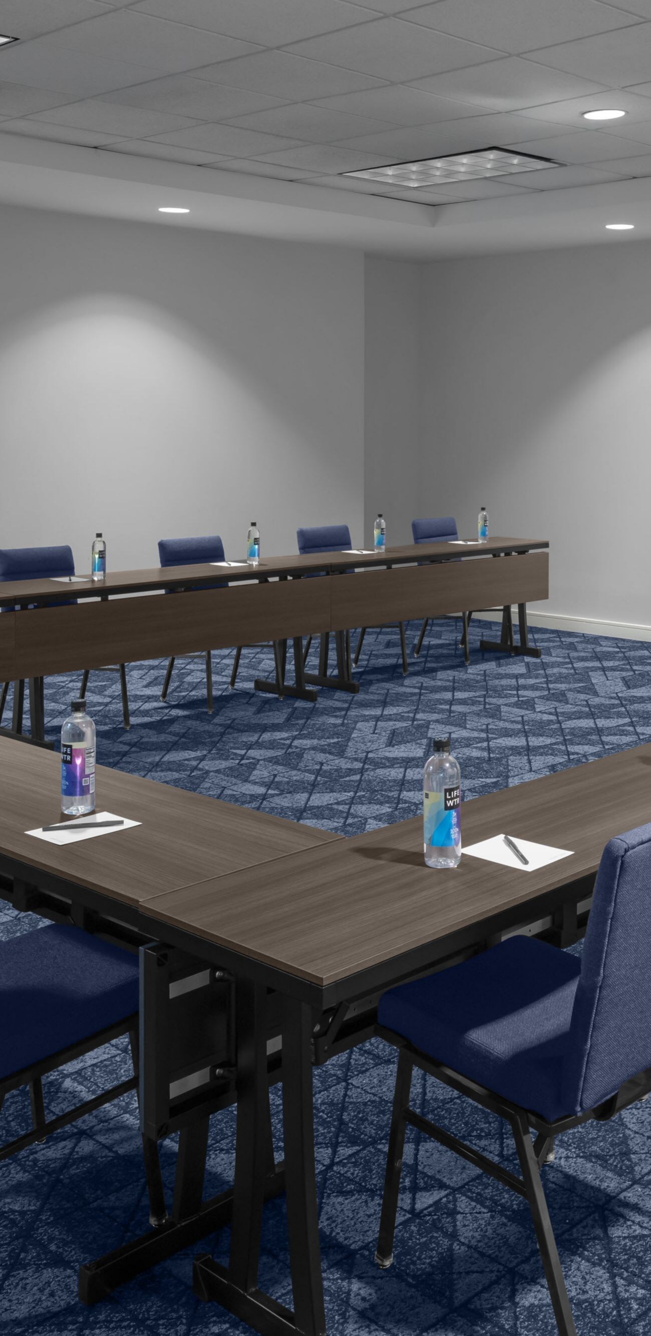 Meeting room photo with u shape set up