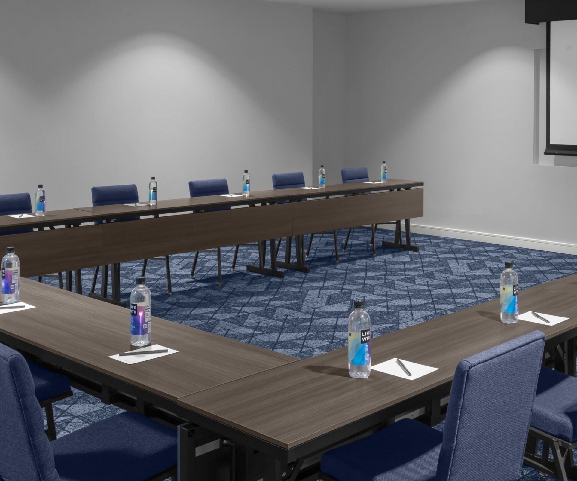 Meeting room photo with u shape set up