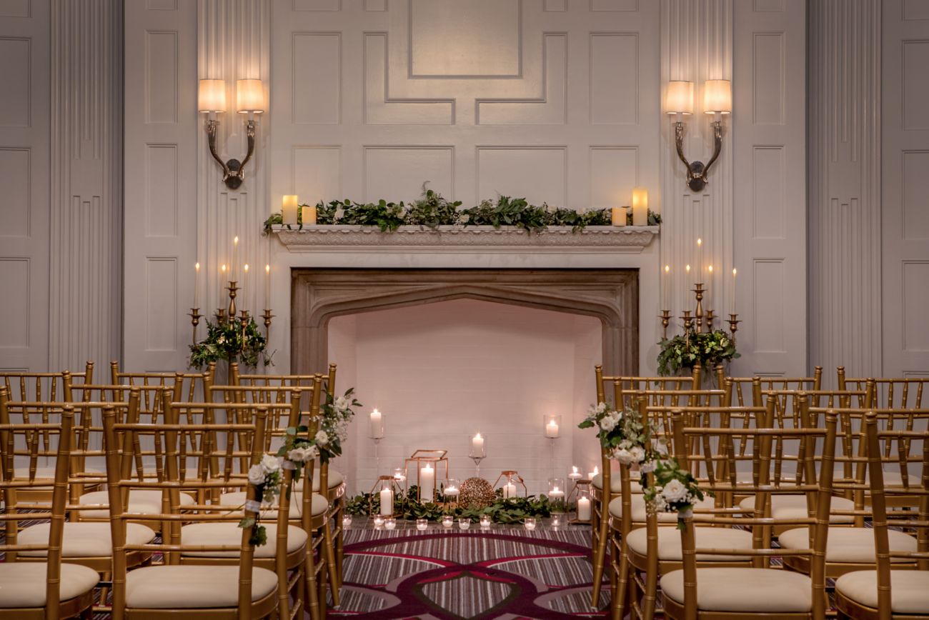 Disposición para boda con flores y velas