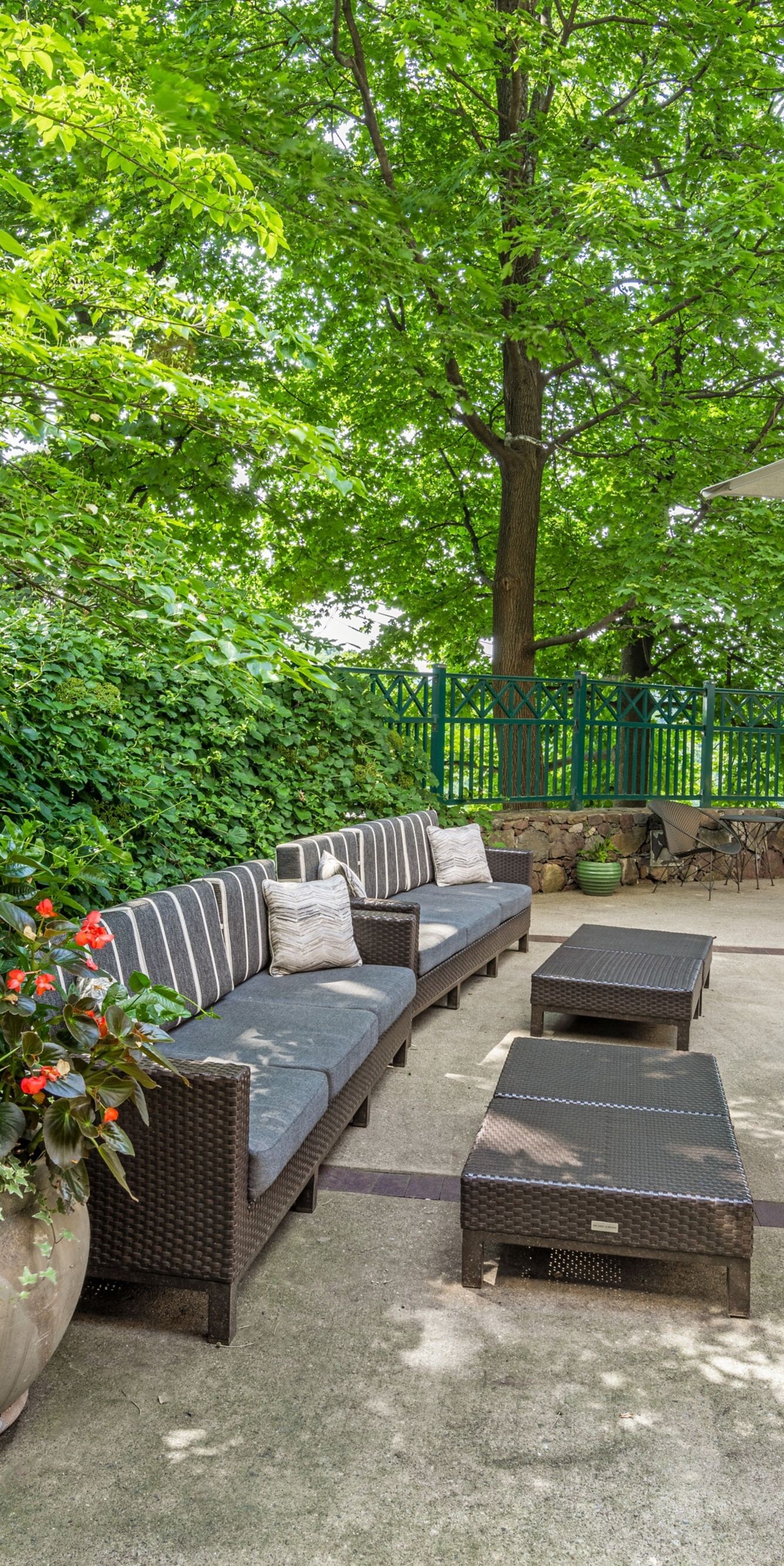 Courtyard Seating 