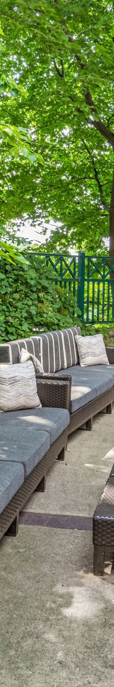 Courtyard Seating 