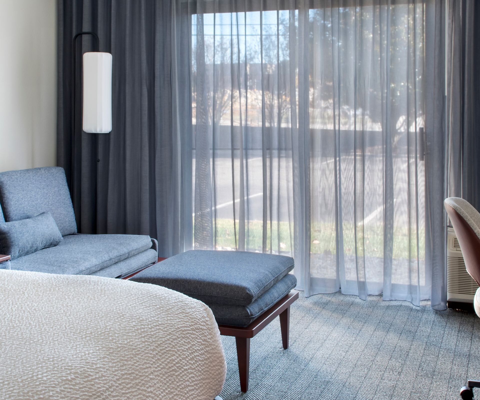 King guestroom with sofa bed, tv and desk
