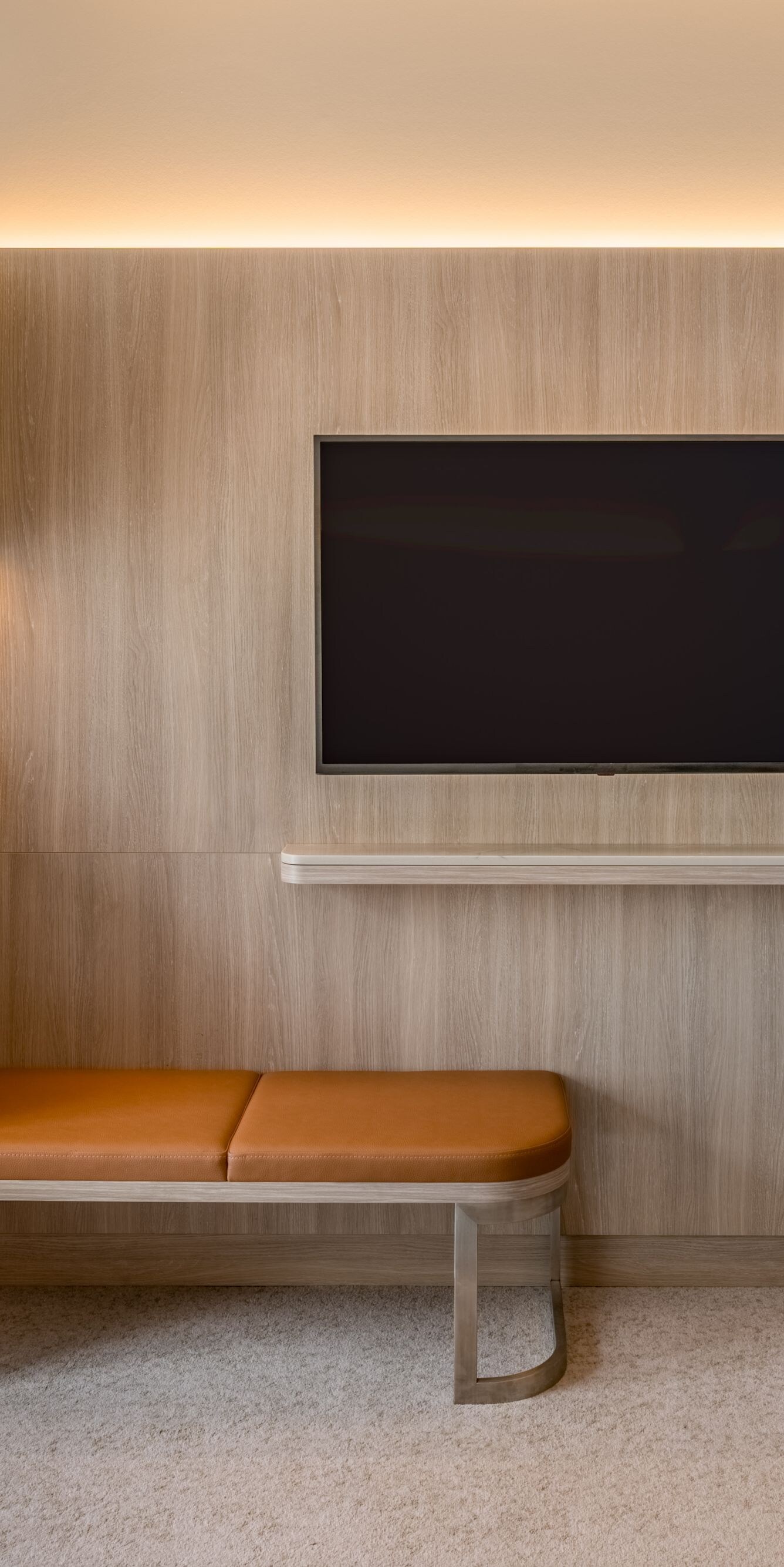 テレビが備え付けられた壁、コーヒーステーション、ベンチ