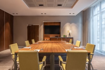 Set Meeting room with TV and conference amenities.