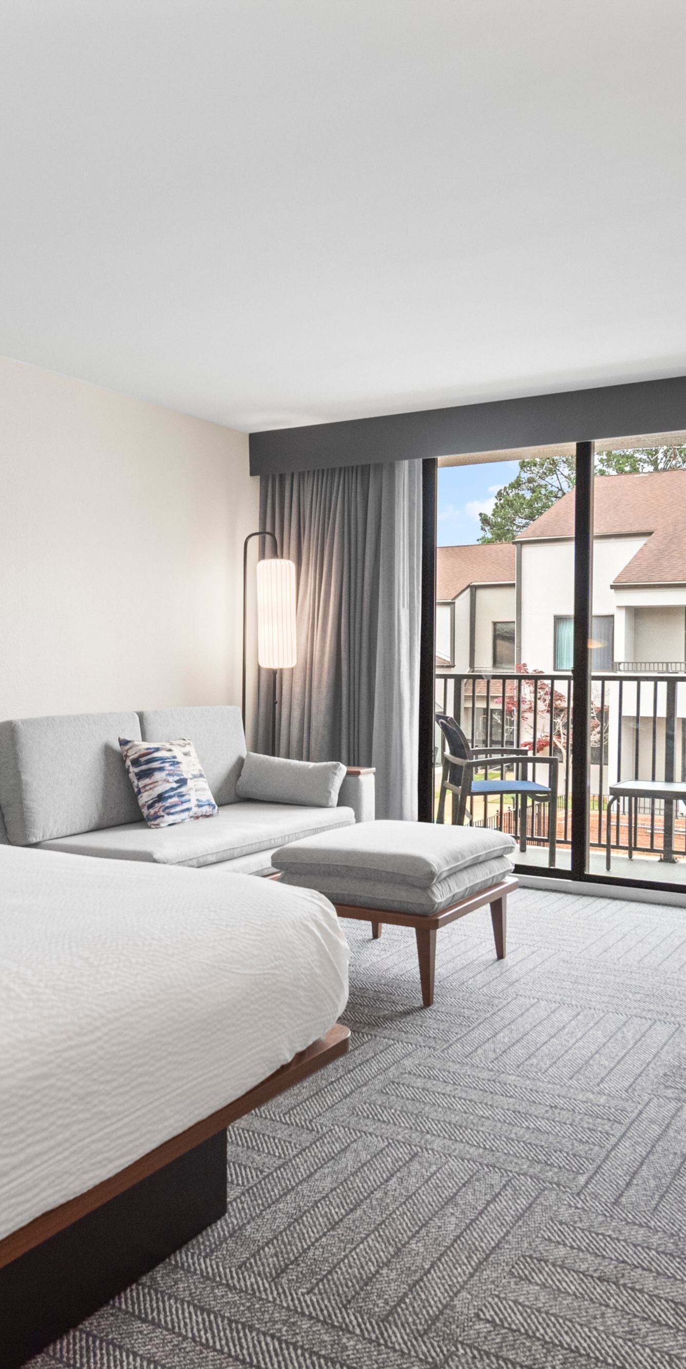 bed, sitting area, desk, luggage rack, and tv