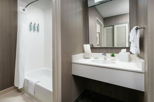 Bathroom with bath tub, sink and mirror
