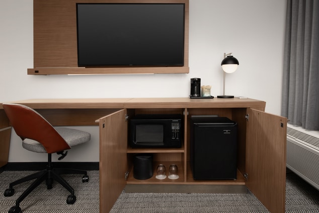 Workstation in all rooms with fridge and microwave