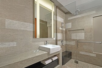Badezimmer –Waschbecken und Duschkabine 