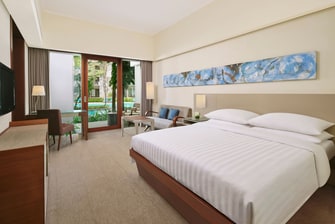 Zimmer mit Kingsize-Bett, Zugang zum Pool – Terrasse