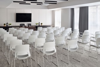 غرفة الاجتماعات - مقاعد مجهزة على شكل مسرح