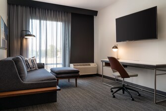 Dormitorio de la suite con cama tamaño King – Sala de estar