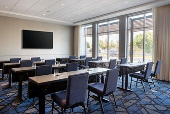Sala de reuniones con disposición estilo aula