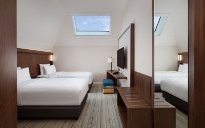 Guest room with two twin beds