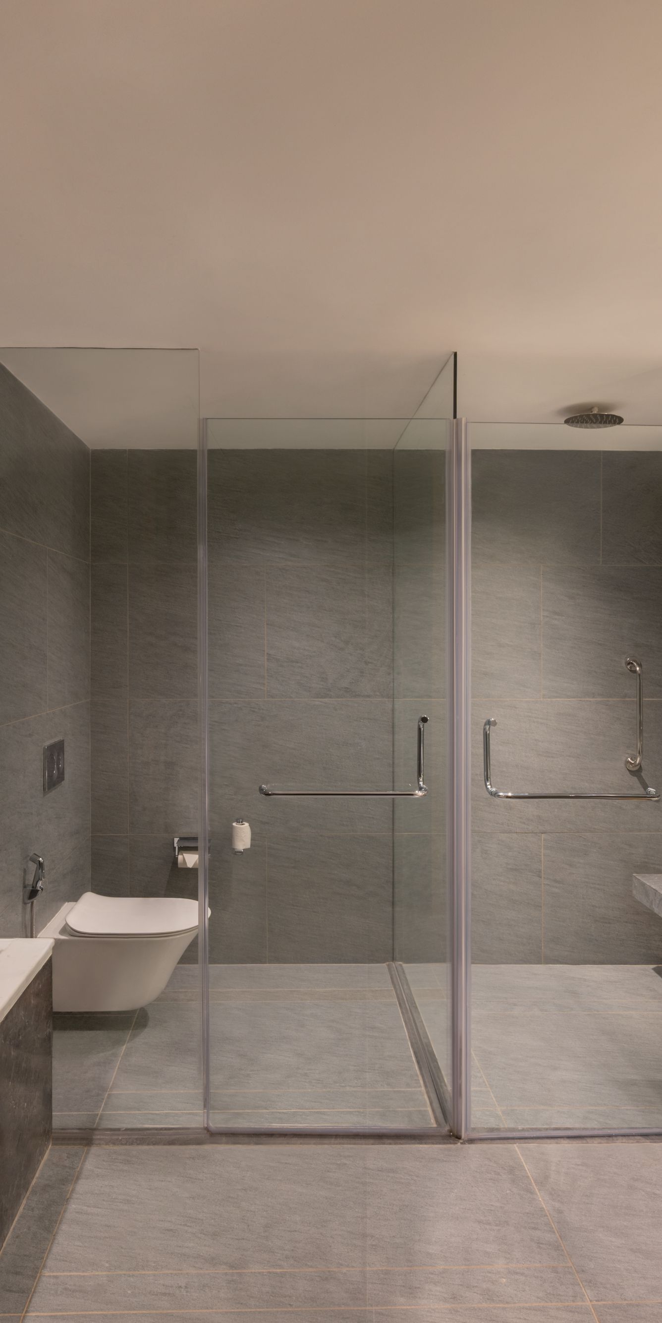 Suite bathroom with modern design
