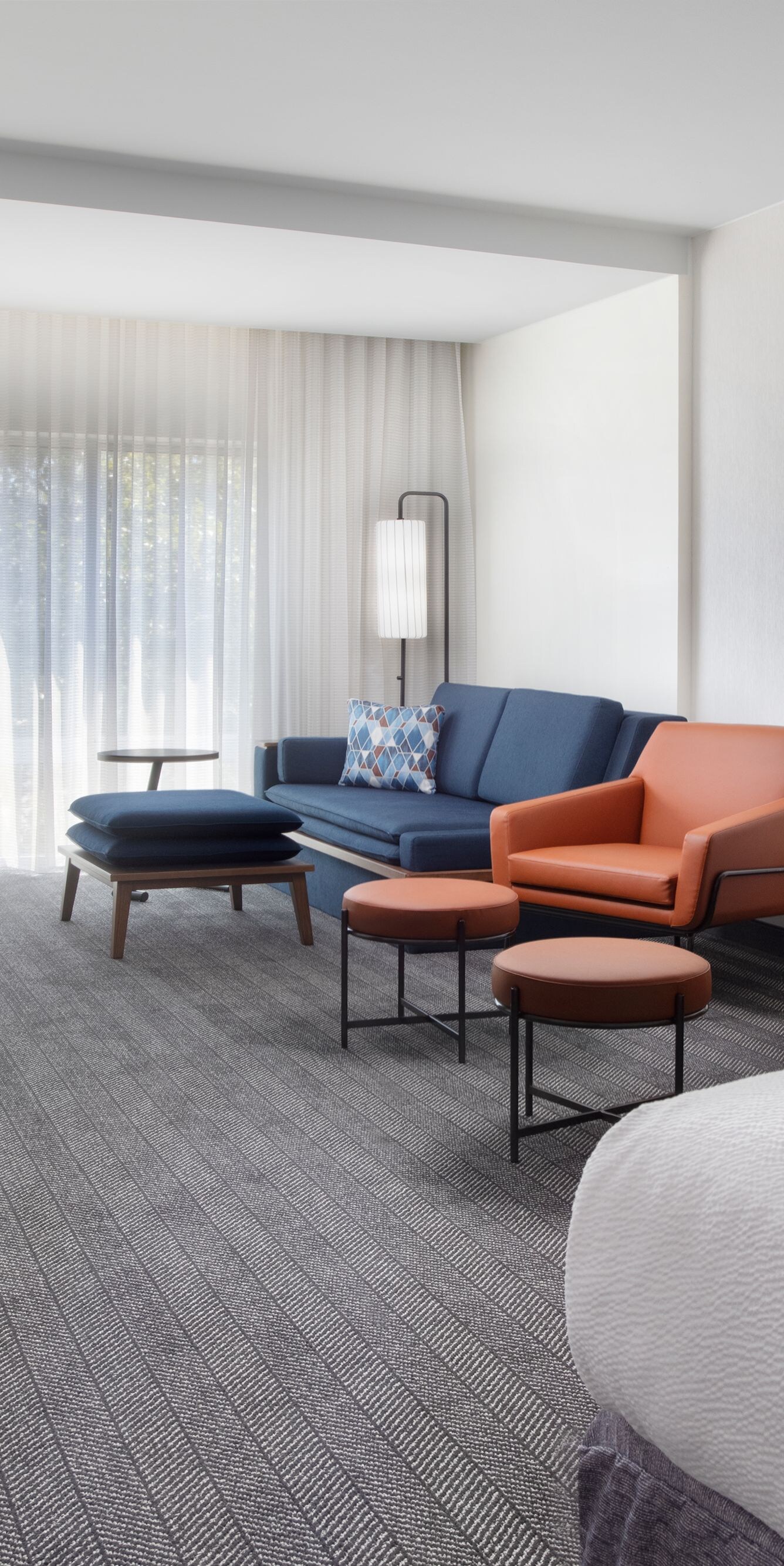 Courtyard king guest room seating area