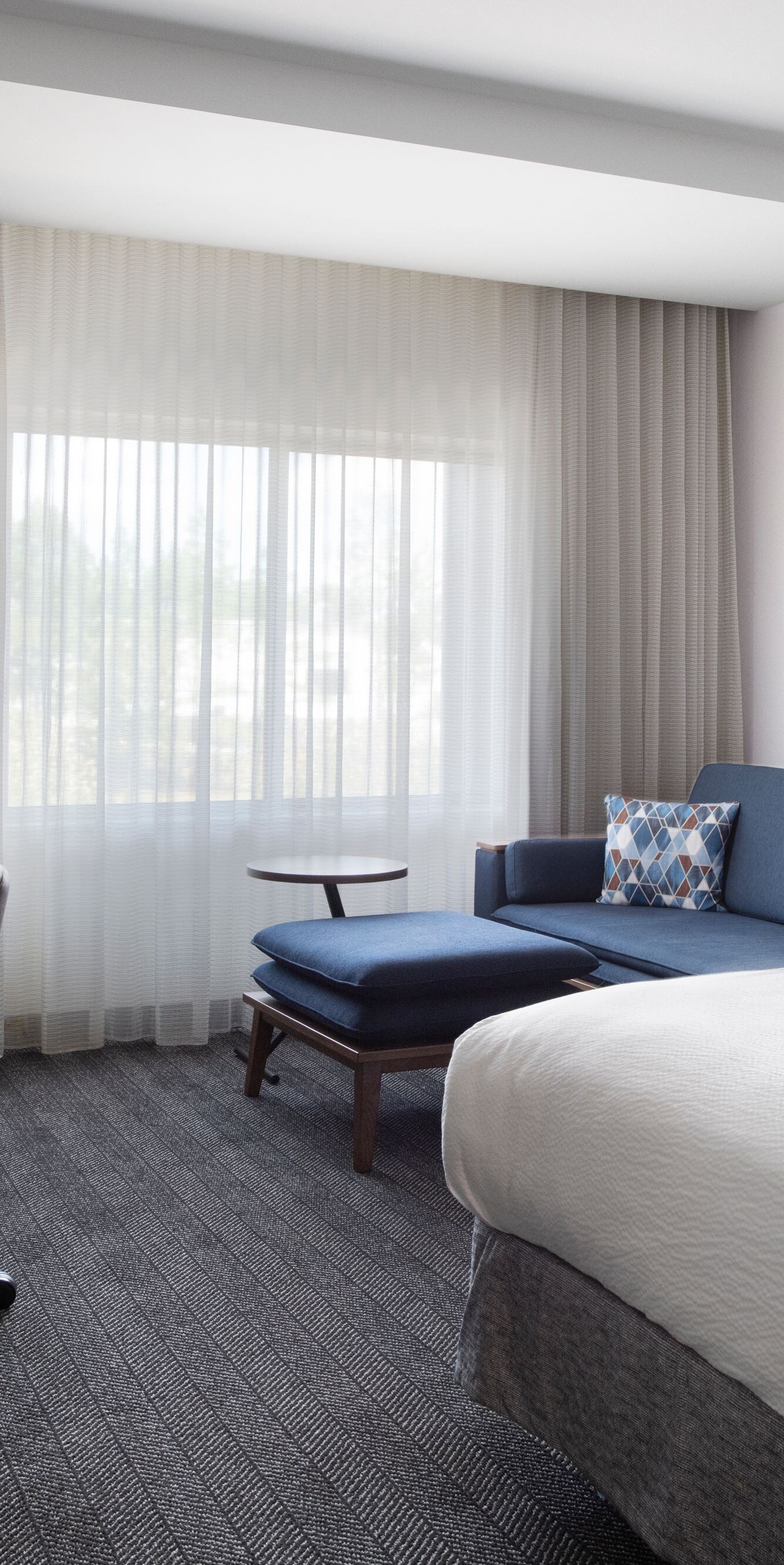 King guest room with sofa seating