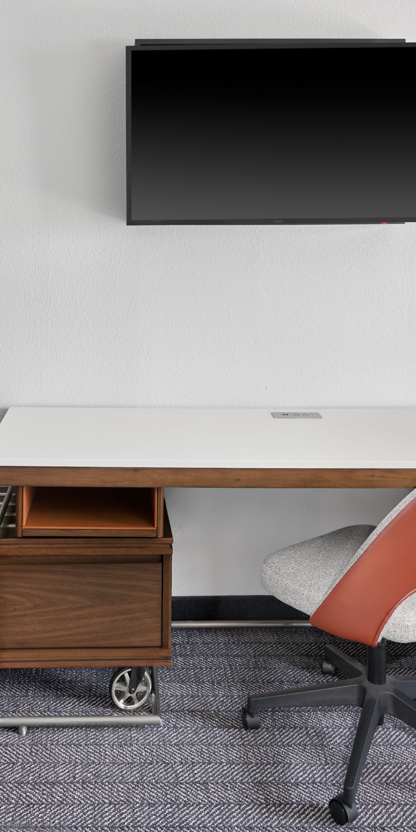 Queen/Queen Guest Room - Desk/TV