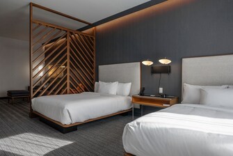 Vista de las camas de una suite con dos camas tamaño Queen