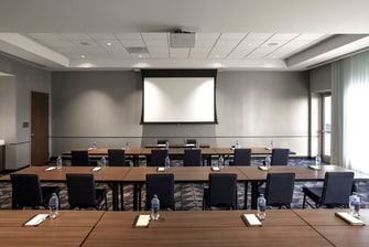 Vista del espacio para reuniones con disposición estilo aula