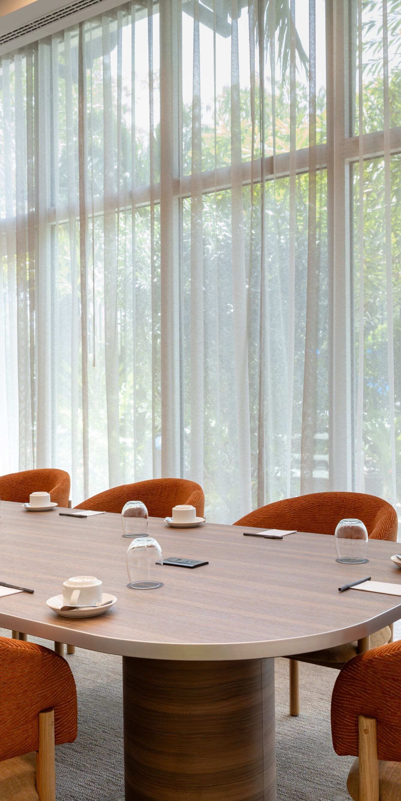 Sala de reuniones con mesa y sillas naranjas