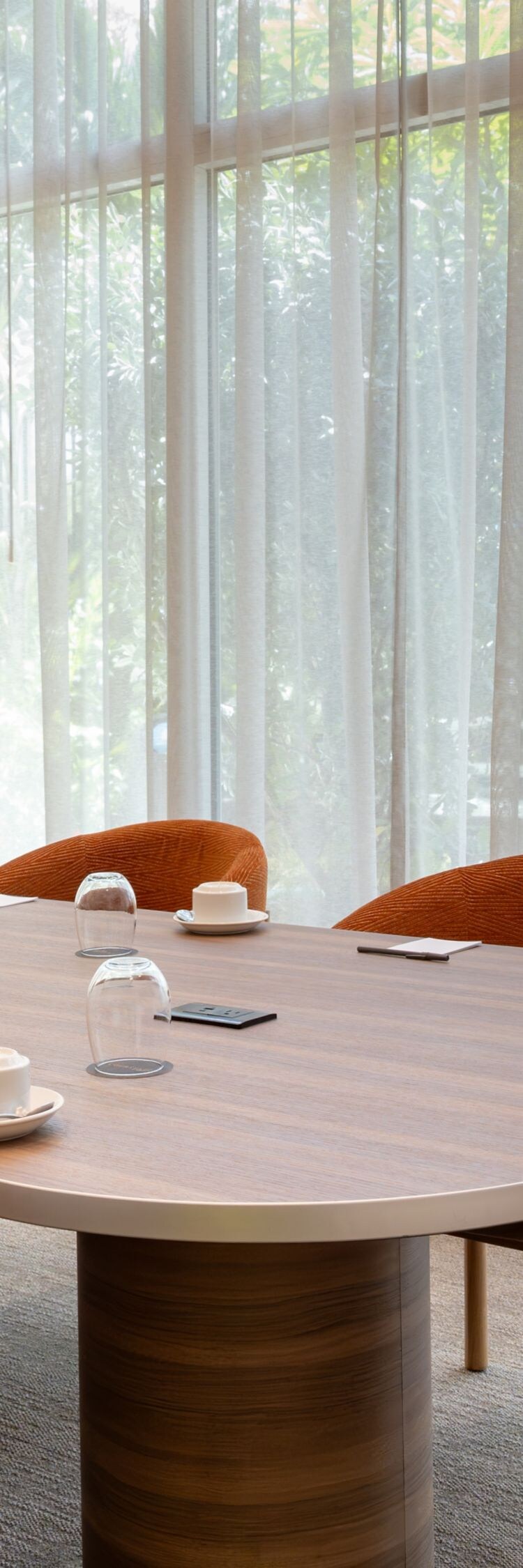 Sala de reuniones con mesa y sillas naranjas