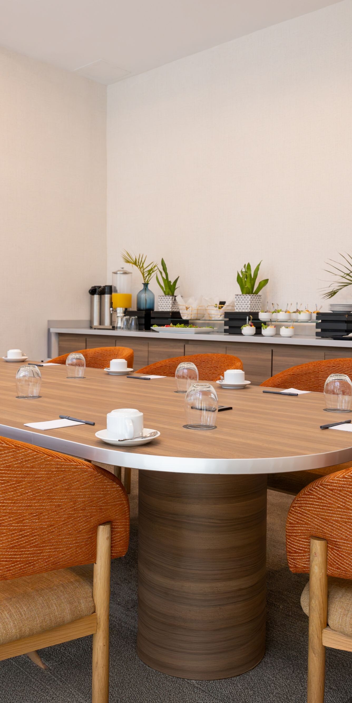 Sala de reuniones con mesa ovalada y sillas