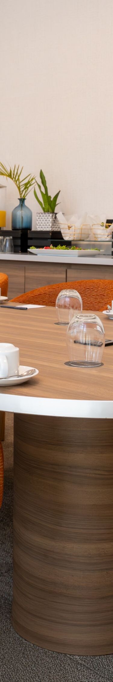 Sala de reuniones con mesa ovalada y sillas