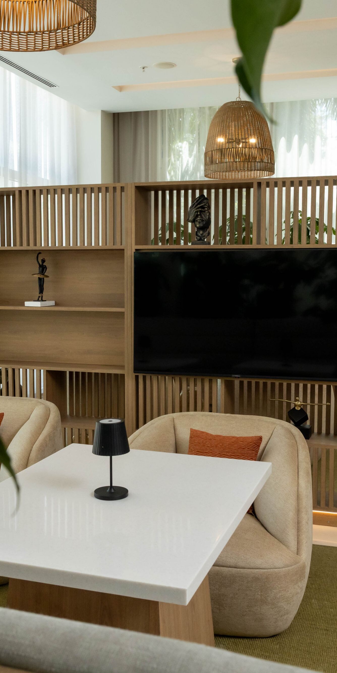 Zona de asientos del lobby con muro multimedia