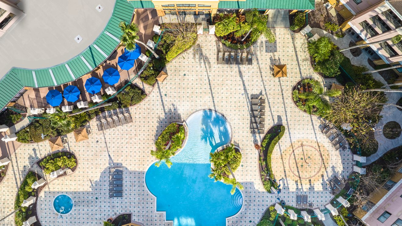 Vista aérea de la piscina al aire libre
