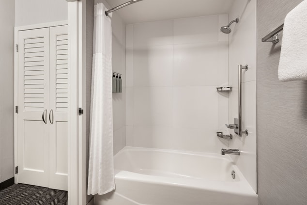Standard tub/shower combo and closet space